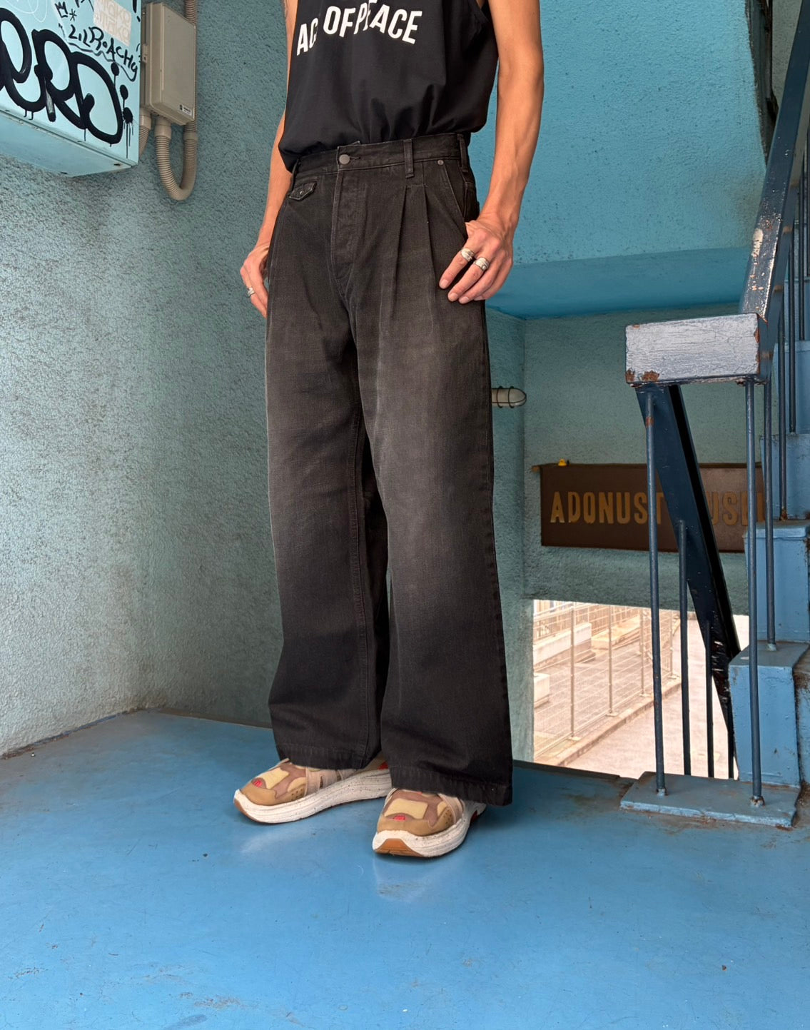 THE JEAN PIERRE Jean-Pierre 2-Tuck Denim Trouser - FADE BLACK -